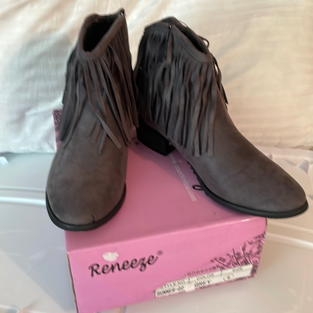 NEW Reneeze suede-like grey tassel boots. Size 9.